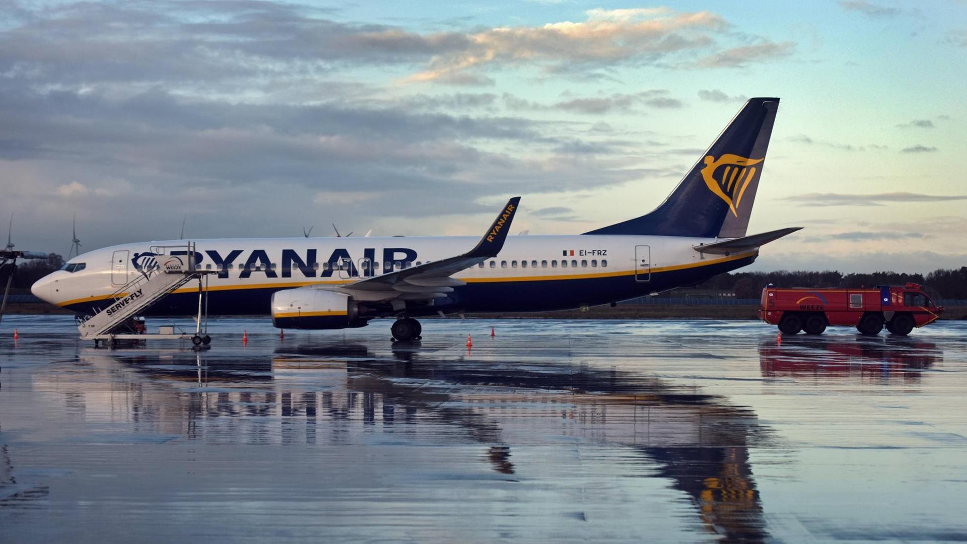 Ein Flugzeug der Fluglinie Ryanair am Airport Niederrhein in Weeze Ein Flugzeug der Fluglinie Ryanair am Airport Niederrhein in Weeze