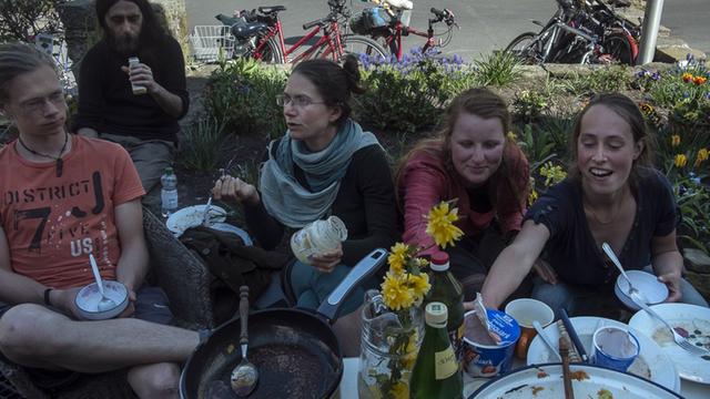 Mitarbeiter der "Transition Town"-Bewegung essen zu Mittag in Witzenhausen