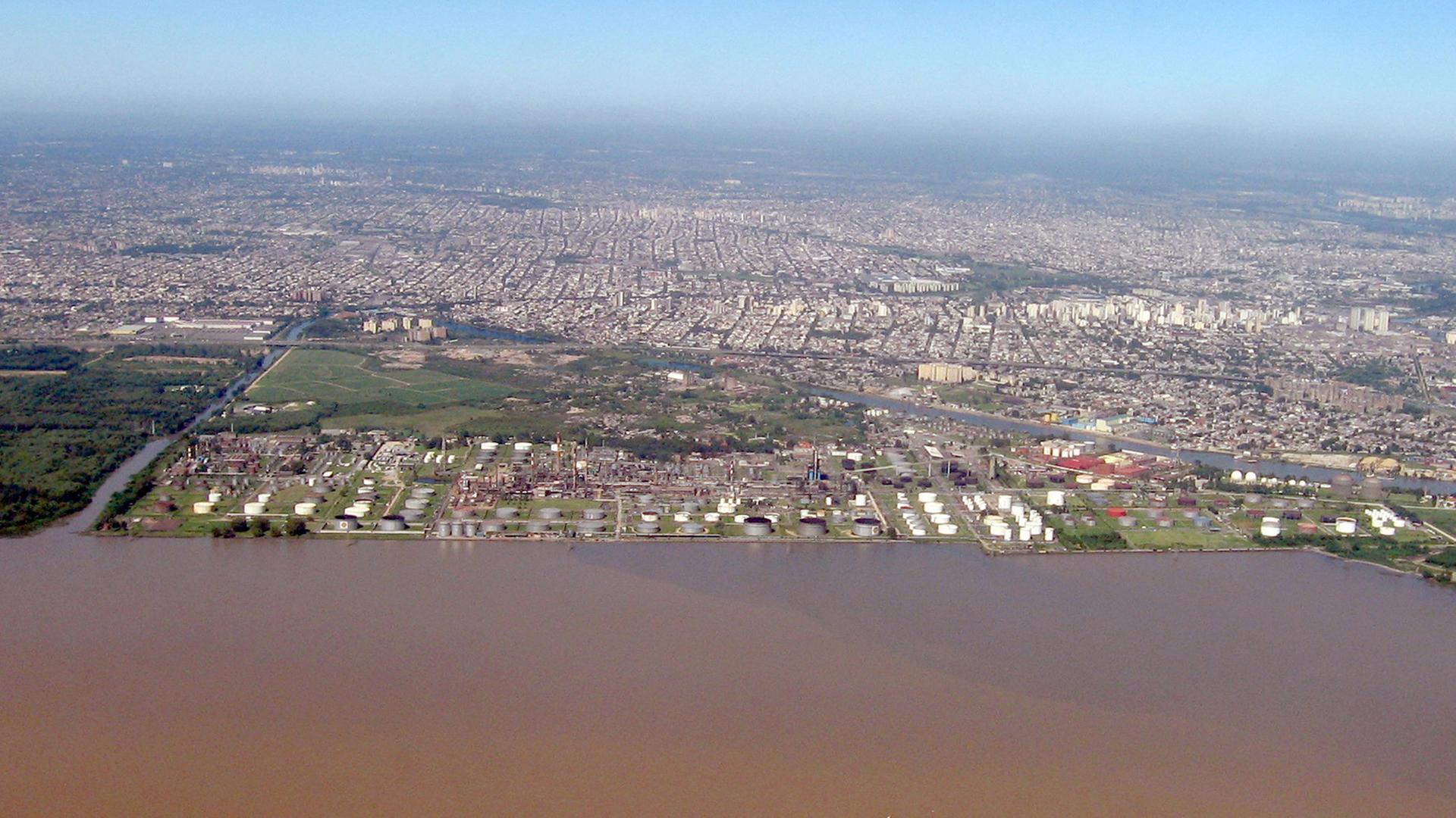 Landeanflug über den Rio de la Plata zum Flughafen von Buenos Aires, der Hauptstadt von Argentinien Landeanflug über den Rio de la Plata zum Flughafen von Buenos Aires, der Hauptstadt von Argentinien