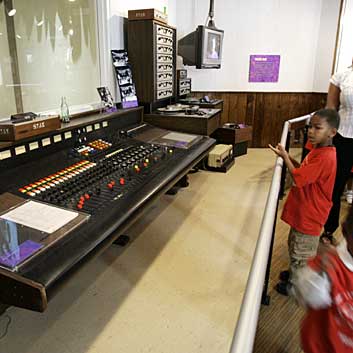 Schulkinder besuchen das Stax Records Museum in Memphis