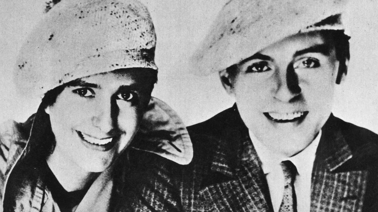 Erika und Klaus Mann tragen Hut und schauen freundlich in die Kamera. Erika und Klaus Mann tragen Hut und schauen freundlich in die Kamera.