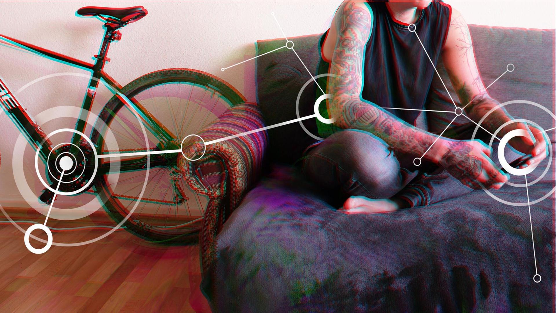 Ein tätowierte Frau sitzt auf einem Sofa links von ihr steht ein Rennrad. Ein tätowierte Frau sitzt auf einem Sofa links von ihr steht ein Rennrad.