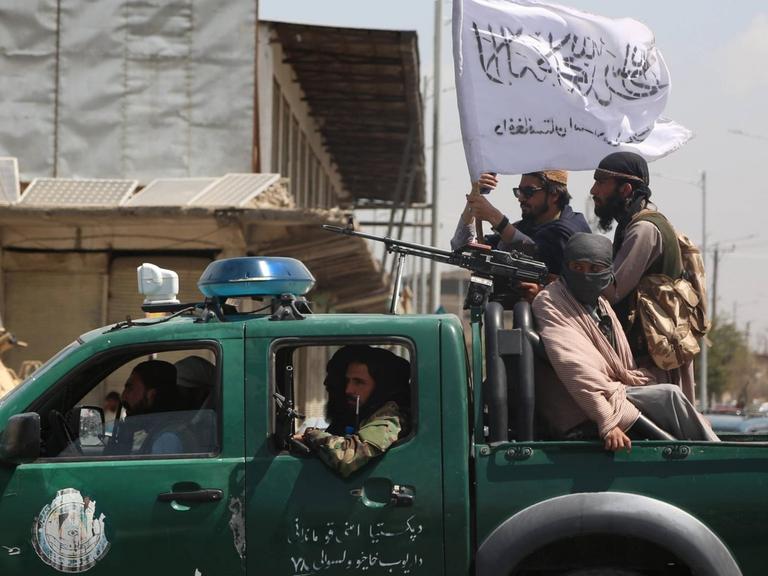 Bewaffnete Taliban auf einem Wagen in Kabul.
