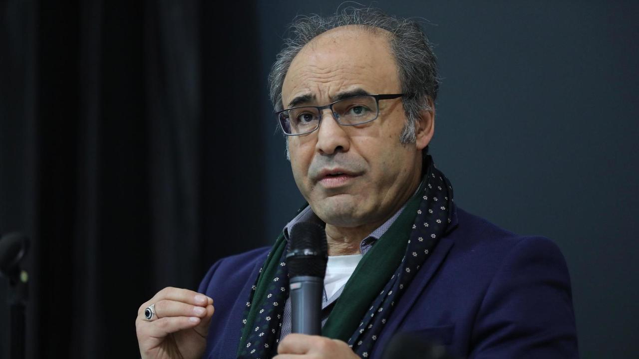 Porträtfoto von Haci-Halil Uslucan, Professor an der Universität Duisburg-Essen und wissenschaftlicher Leiter der Siftung Zentrum für Türkeistudien und Integrationsforschung, mit einem Mikrofon in der Hand, am 04.03.2020 Porträtfoto von Haci-Halil Uslucan, Professor an der Universität Duisburg-Essen und wissenschaftlicher Leiter der Siftung Zentrum für Türkeistudien und Integrationsforschung, mit einem Mikrofon in der Hand, am 04.03.2020