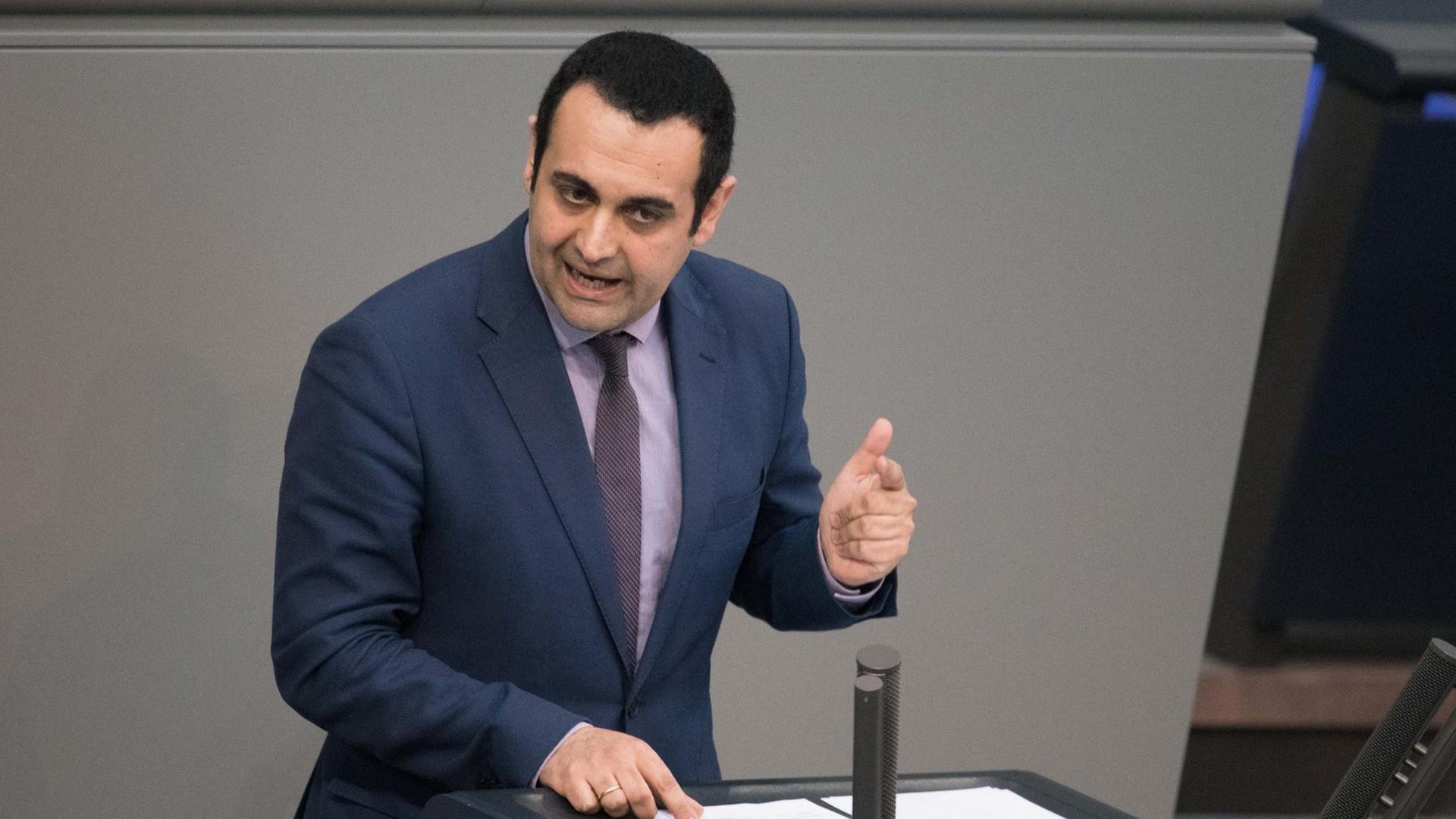 Bijan Djir-Sarai (FDP) spricht während einer Sitzung im Bundestag zum Thema "70 Jahre NATO". Bijan Djir-Sarai (FDP) spricht während einer Sitzung im Bundestag zum Thema "70 Jahre NATO".