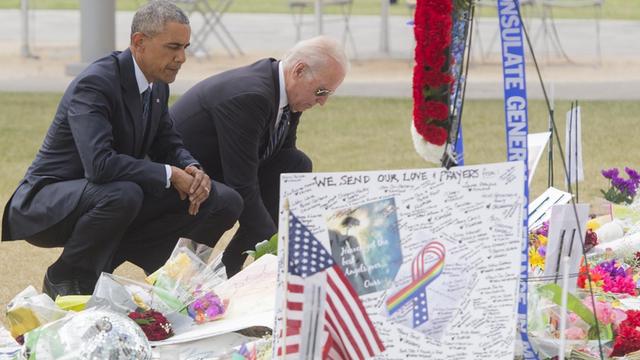 US-Präsident Obama und Vizepräsident Biden legen am 16.6 für die Opfer des Anschlags in Orlando Blumen nieder.