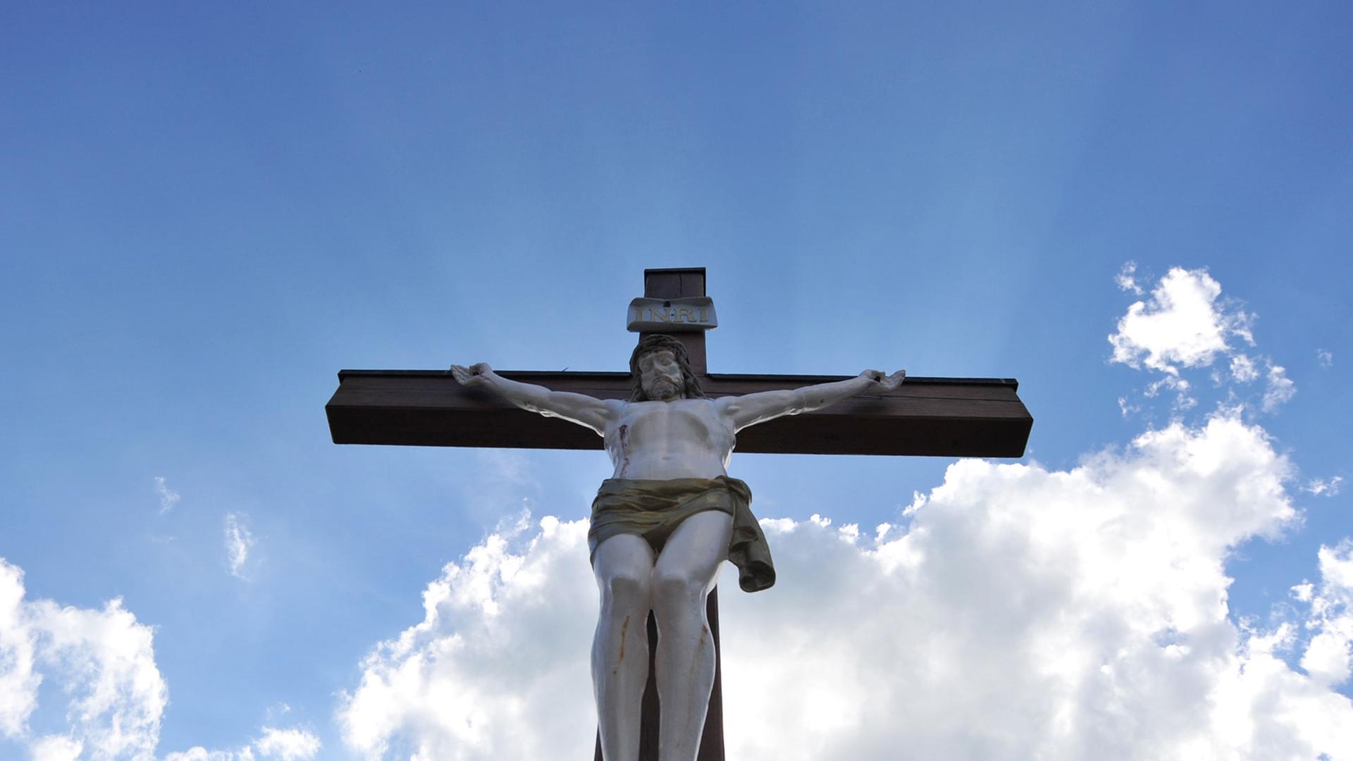 Ein Holzkreuz mit Jesusfigur steht auf dem Friedhof Hochmutting in Oberschleißheim (Bayern). Ein Holzkreuz mit Jesusfigur steht auf dem Friedhof Hochmutting in Oberschleißheim (Bayern).