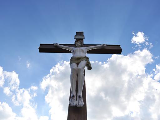 Ein Holzkreuz mit Jesusfigur.