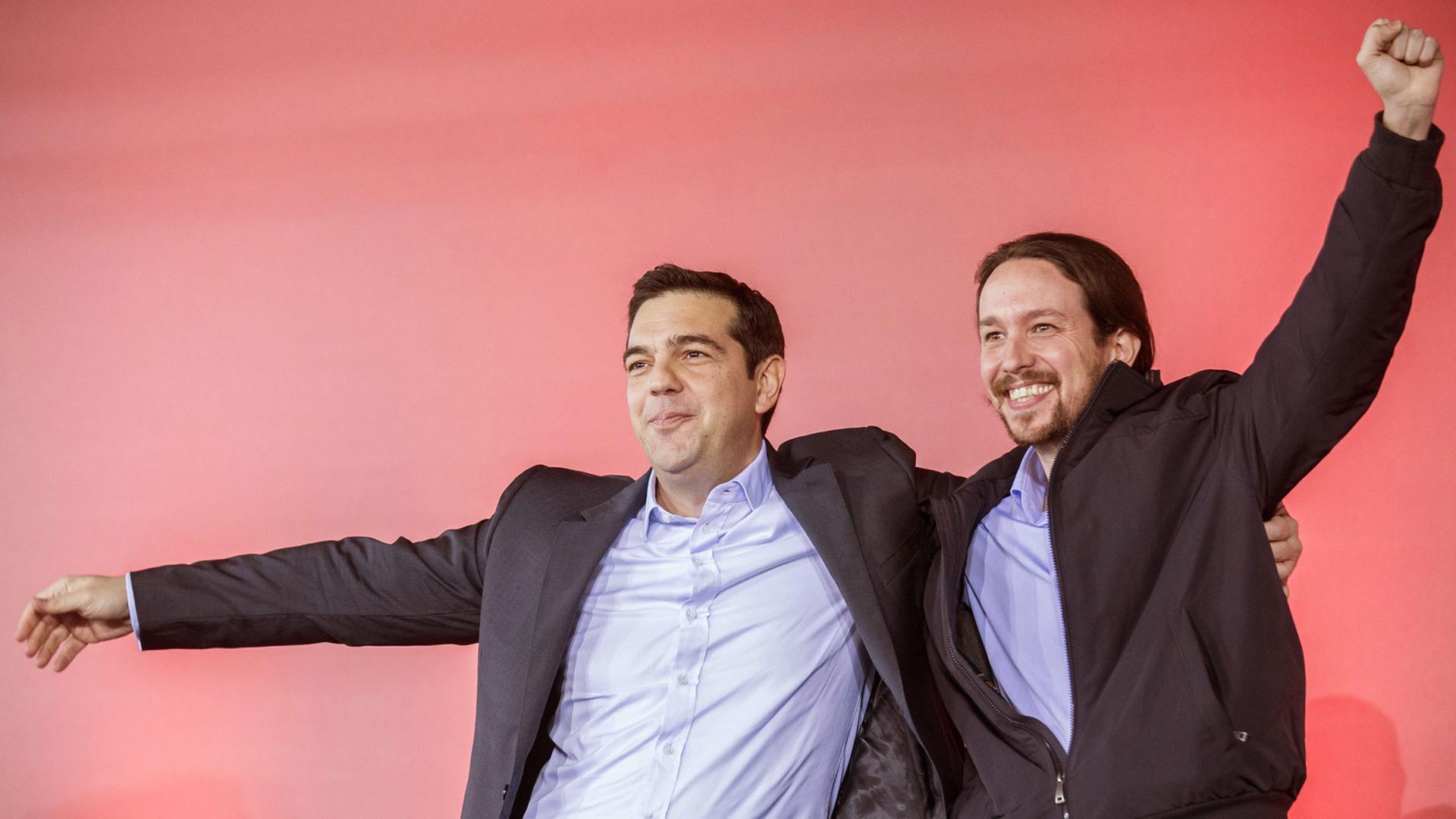 Alexis Tsipras (l), Chef der griechischen Partei Syriza, und Pablo Iglesias (r), Parteichef der spanischen Podemos, stehen bei einer Wahlveranstaltung am 25.1.2015 in Athen gemeinsam auf der Bühne. Alexis Tsipras (l), Chef der griechischen Partei Syriza, und Pablo Iglesias (r), Parteichef der spanischen Podemos, stehen bei einer Wahlveranstaltung am 25.1.2015 in Athen gemeinsam auf der Bühne.