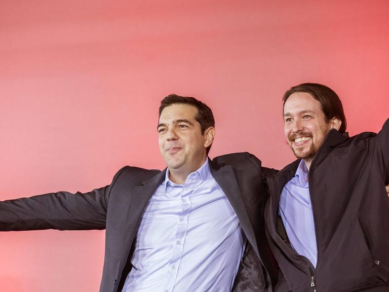 Alexis Tsipras (l), Chef der griechischen Partei Syriza, und Pablo Iglesias (r), Parteichef der spanischen Podemos, stehen bei einer Wahlveranstaltung am 25.1.2015 in Athen gemeinsam auf der Bühne.