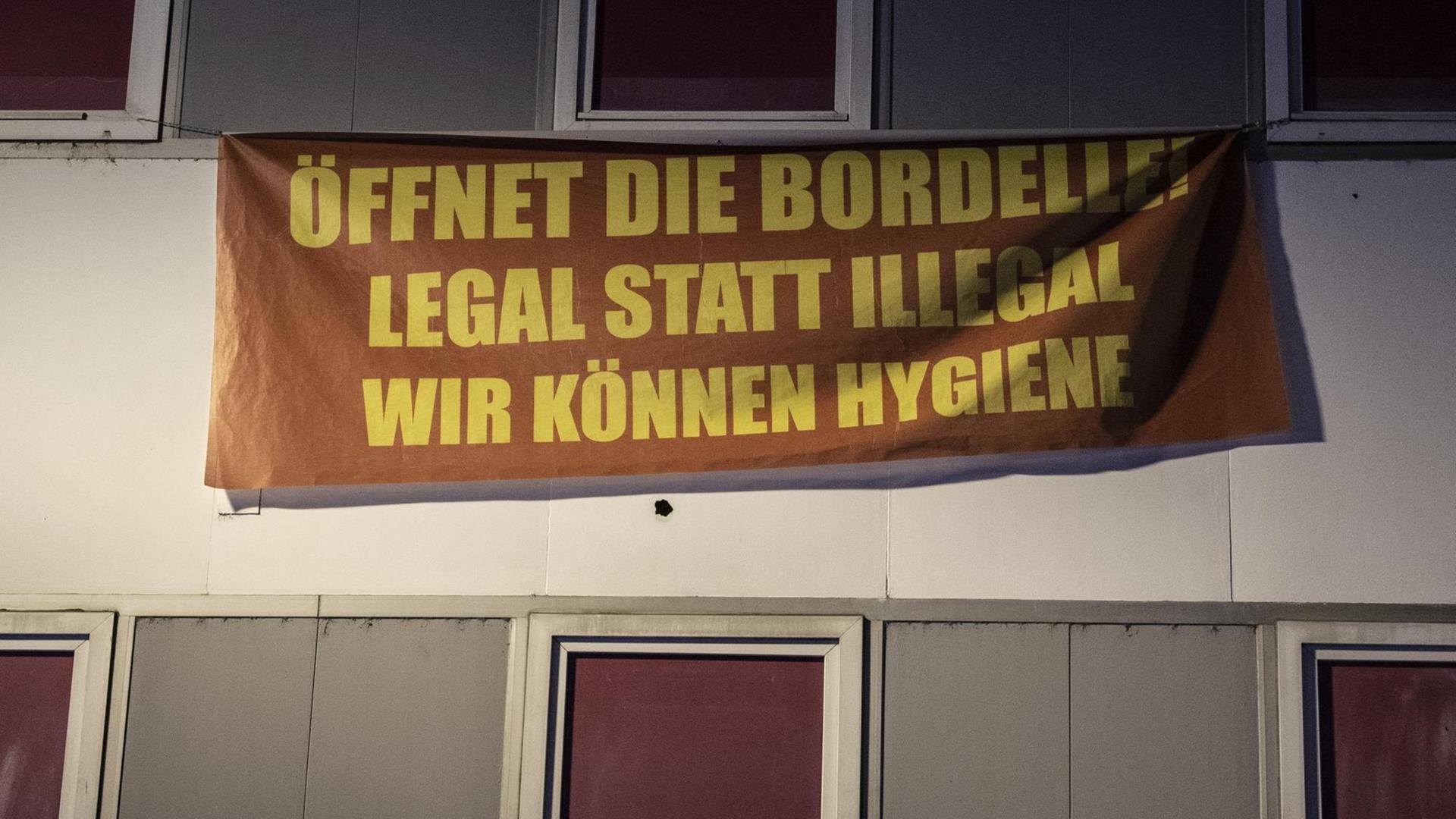 "Öffnet die Bordelle! Legal statt illegal - Wir können Hygiene" steht auf einem Banner an der Fassade eines geschlossenen Rotlicht-Etablissement im Bahnhofsviertel von Frankfurt "Öffnet die Bordelle! Legal statt illegal - Wir können Hygiene" steht auf einem Banner an der Fassade eines geschlossenen Rotlicht-Etablissement im Bahnhofsviertel von Frankfurt