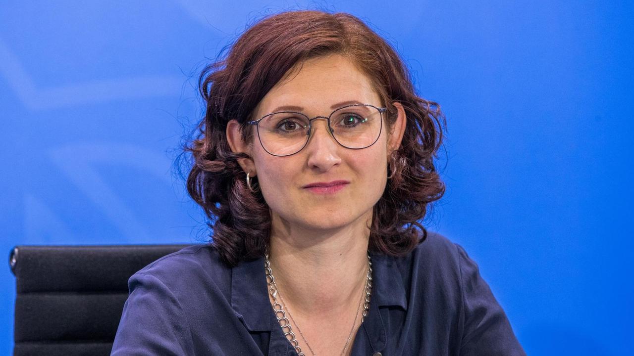 Ferda Ataman, Vorsitzende der Neuen Deutschen Medienmacher*innen, sitzt nach dem Integrationsgipfel im Bundeskanzleramt bei einer Pressekonferenz.