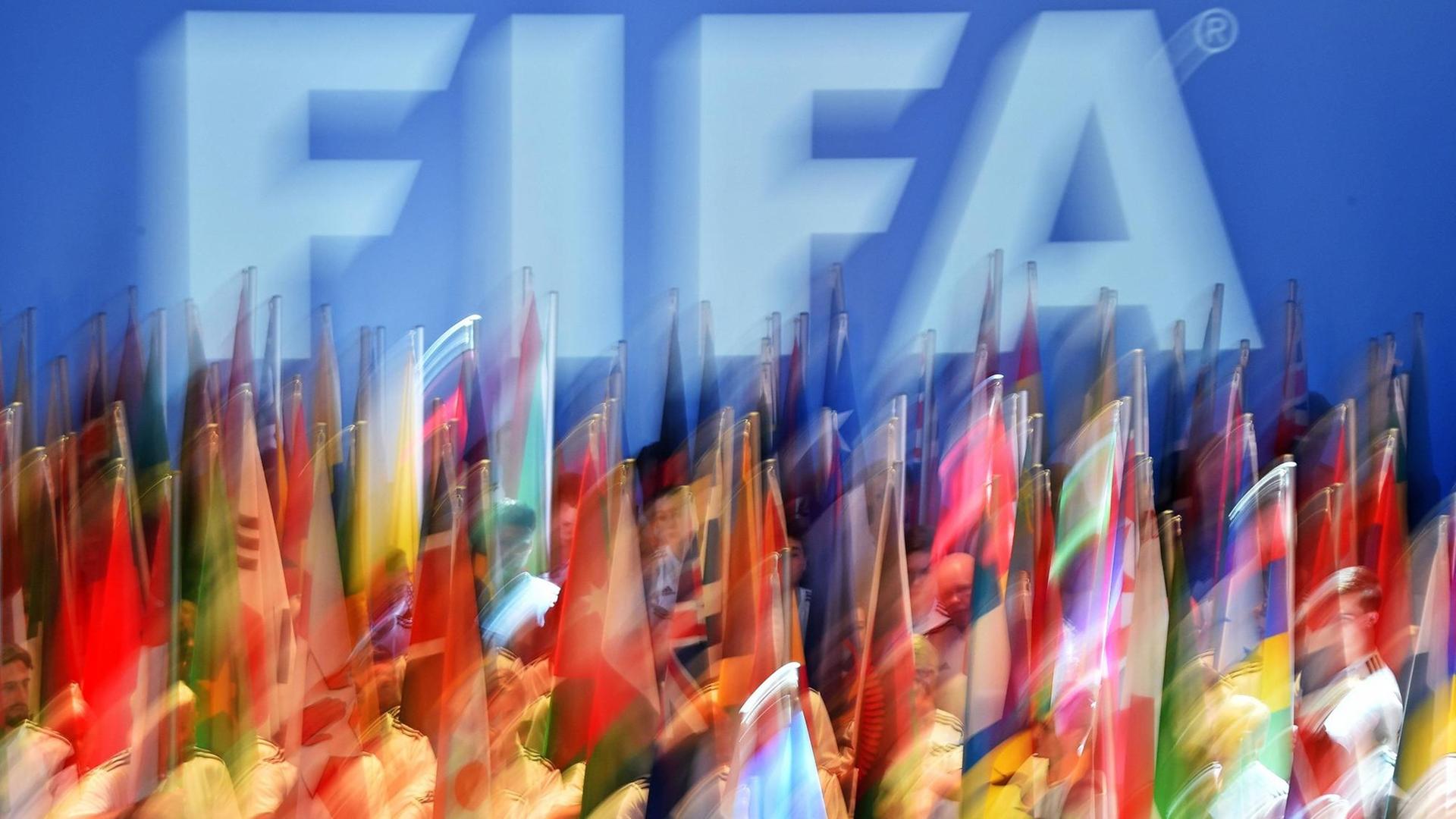 Nationalflaggen vor einem FIFA-Schriftzug bei der Eröffnung des Weltfußball-Kongresses in Zürich Nationalflaggen vor einem FIFA-Schriftzug bei der Eröffnung des Weltfußball-Kongresses in Zürich