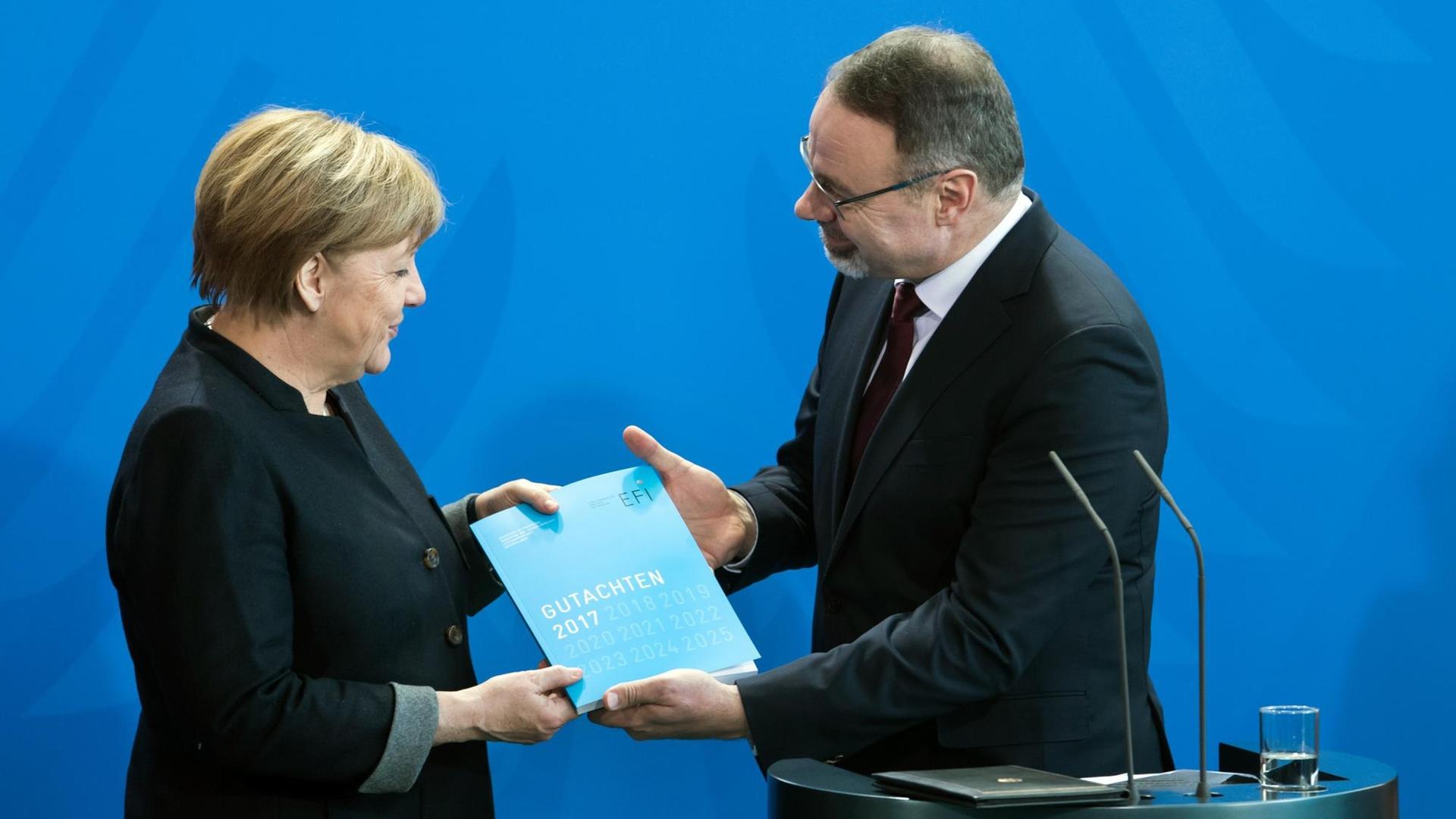 Bundeskanzlerin Angela Merkel (l, CDU) nimmt vom Vorsitzenden der Expertenkommission Forschung und Innovation (EFI), Prof. Dietmar Harhoff, Max-Planck-Institut für Innovation und Wettbewerb, am 15.02.2017 im Bundeskanzleramt in Berlin das Jahresgutachten 2017 zu Forschung, Innovation und technologischer Leistungsfähigkeit Deutschlands entgegen. Bundeskanzlerin Angela Merkel (l, CDU) nimmt vom Vorsitzenden der Expertenkommission Forschung und Innovation (EFI), Prof. Dietmar Harhoff, Max-Planck-Institut für Innovation und Wettbewerb, am 15.02.2017 im Bundeskanzleramt in Berlin das Jahresgutachten 2017 zu Forschung, Innovation und technologischer Leistungsfähigkeit Deutschlands entgegen.