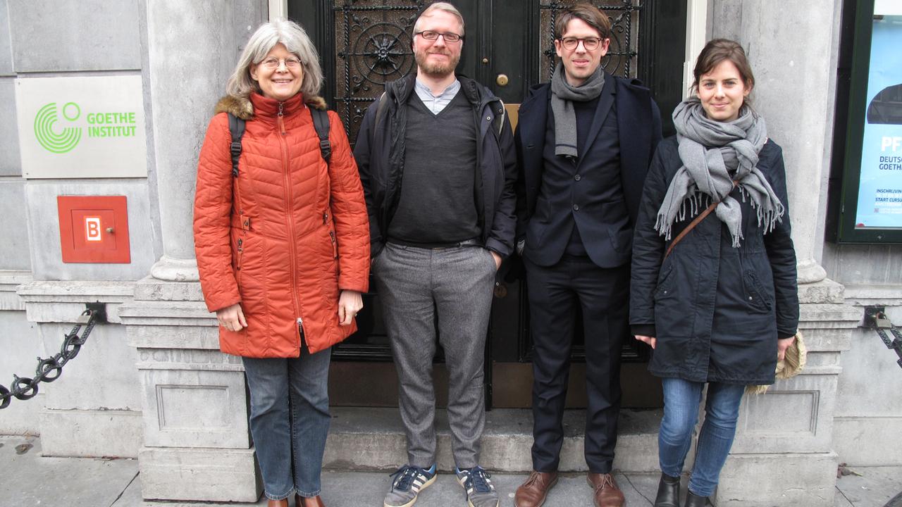 V.l.n.r: Eva Cossée, Daniel Beskos, Peter Reichenbach und Hannah Zirkler vor dem Goethe-Institut in Amsterdam. V.l.n.r: Eva Cossée, Daniel Beskos, Peter Reichenbach und Hannah Zirkler vor dem Goethe-Institut in Amsterdam.