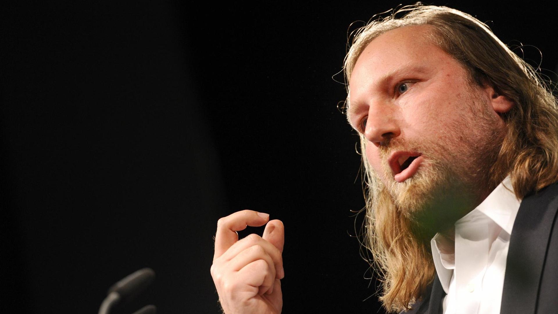 Der Grünen-Politiker Anton Hofreiter während einer Rede auf dem Kleinen Parteitag der bayrischen Grünen in München. Der Grünen-Politiker Anton Hofreiter während einer Rede auf dem Kleinen Parteitag der bayrischen Grünen in München.