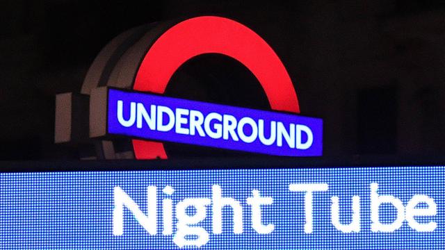 Night Tube Schild an der Haltestelle Oxford Circus, London.