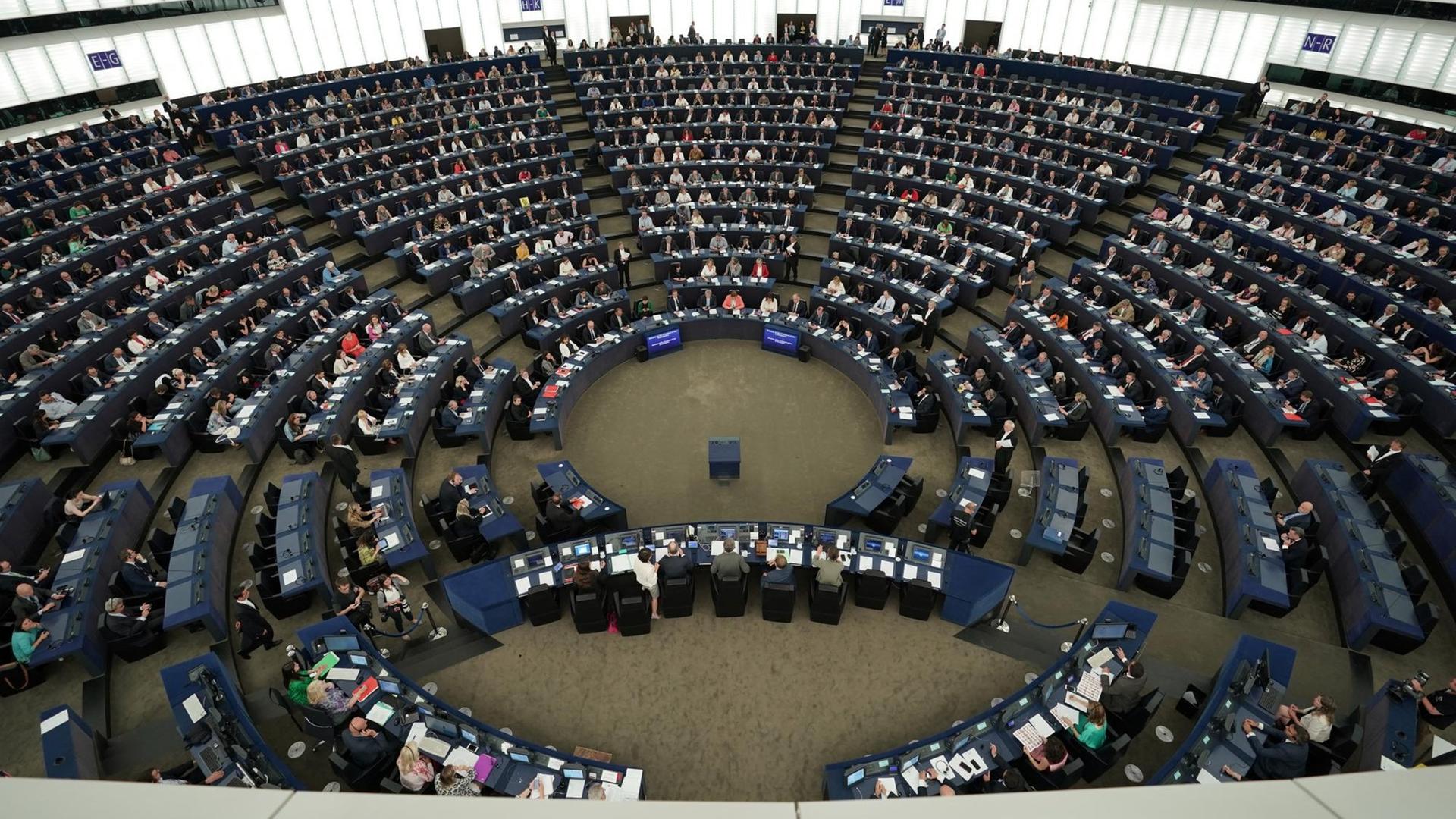 Totale des Plenarsaals im Europaparlament vor der Wahl zur EU-Kommissionspräsidentschaft