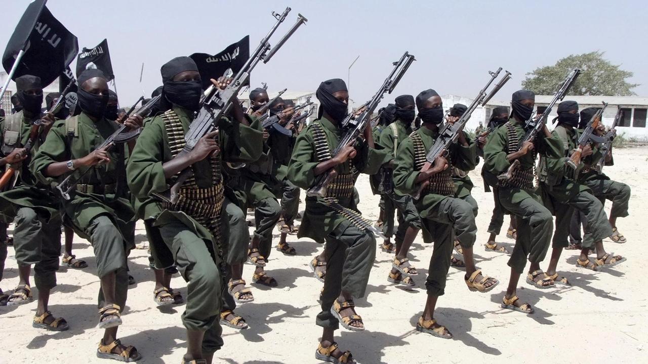Ein Archivfoto zeigt hunderte neu rekrutierte Kämpfer der radikalislamischen Al-Shabaab-Miliz bei militärischen Übüngen im Süden der somalischen Hauptstadt Mogadischu.