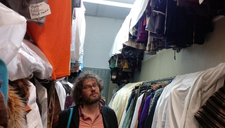 Sascha Löschner, Chefdramaturg in Greifswald, ist stolz auf den historischen Theaterfundus. Das Theater Greifswald wurde Ende 2015 eröffnet. Viele Kostüme stammen aus dieser Zeit. Sascha Löschner, Chefdramaturg in Greifswald, ist stolz auf den historischen Theaterfundus. Das Theater Greifswald wurde Ende 2015 eröffnet. Viele Kostüme stammen aus dieser Zeit.