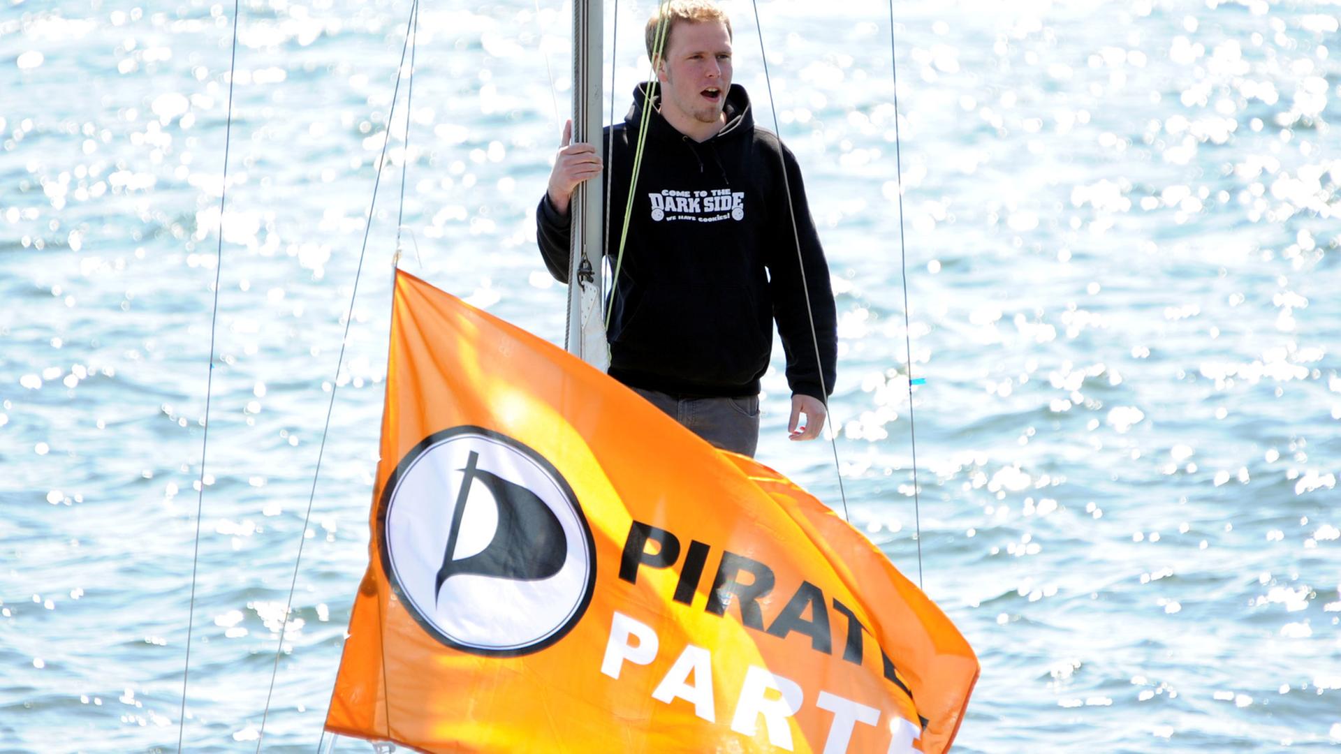 Torge Schmidt, Ex-Parlamentarischer Geschäftsführer der Piratenfraktion im Kieler Landtag, an Bord eines Segelbootes in Kiel. Torge Schmidt, Ex-Parlamentarischer Geschäftsführer der Piratenfraktion im Kieler Landtag, an Bord eines Segelbootes in Kiel.