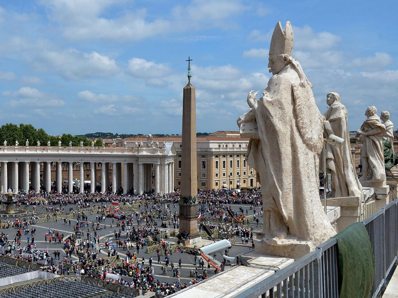 Vor den Heiligsprechungen der Päpste Johannes XXIII. und Johannes Paul II. füllt sich der Petersplatz in Rom. Vor den Heiligsprechungen der Päpste Johannes XXIII. und Johannes Paul II. füllt sich der Petersplatz in Rom.