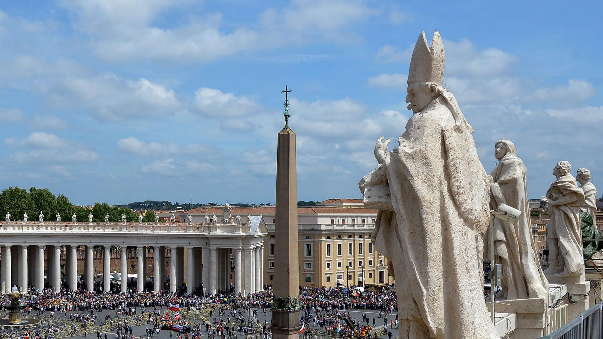 Vor den Heiligsprechungen der Päpste Johannes XXIII. und Johannes Paul II. füllt sich der Petersplatz in Rom. Vor den Heiligsprechungen der Päpste Johannes XXIII. und Johannes Paul II. füllt sich der Petersplatz in Rom.