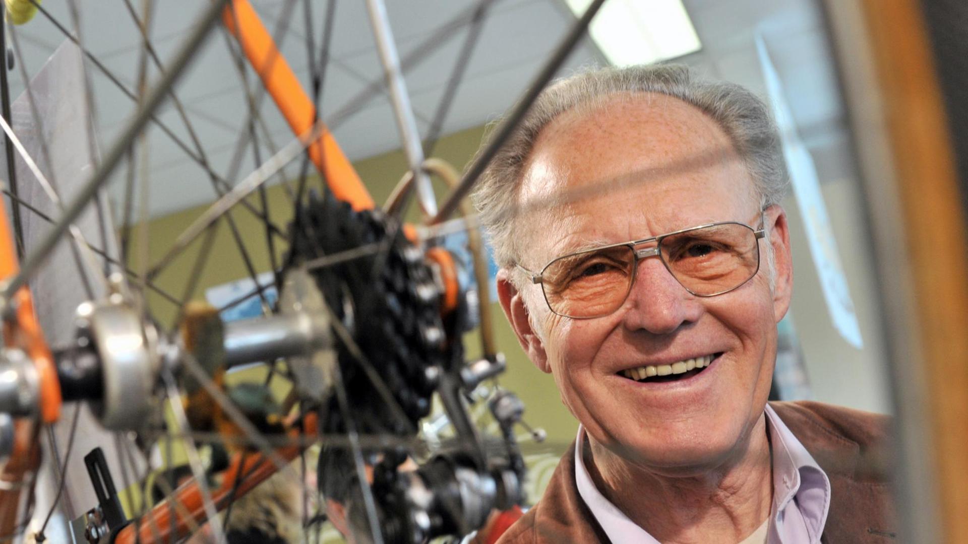 DDR-Radsportlegende Gustav-Adolf "Täve" Schur konnte die Friedensfahrt insgesamt zwei Mal für sich entscheiden. DDR-Radsportlegende Gustav-Adolf "Täve" Schur konnte die Friedensfahrt insgesamt zwei Mal für sich entscheiden.