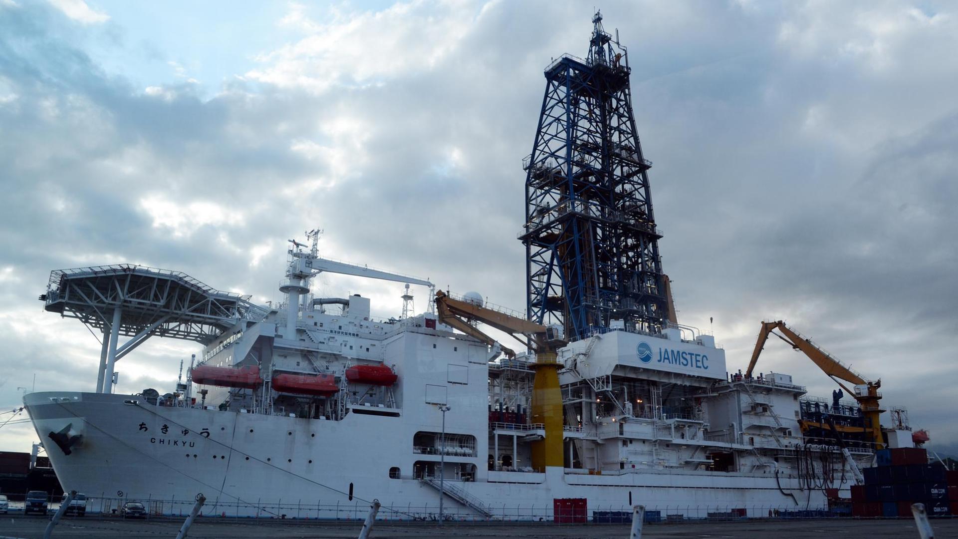 Das japanische Forschungsschiff Chikyu führte 2012 mit 2500 Metern die bislang tiefste wissenschaftliche Ozeanbohrung durch. Hier liegt es im September 2013 im Hafen von Shimizu vor Anker Das japanische Forschungsschiff Chikyu führte 2012 mit 2500 Metern die bislang tiefste wissenschaftliche Ozeanbohrung durch. Hier liegt es im September 2013 im Hafen von Shimizu vor Anker
