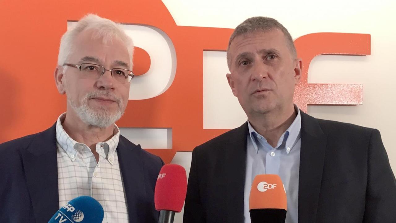 Thomas Seibert (l) und Jörg Brase bei einem Interview vor ZDF-Logo Thomas Seibert (l) und Jörg Brase bei einem Interview vor ZDF-Logo