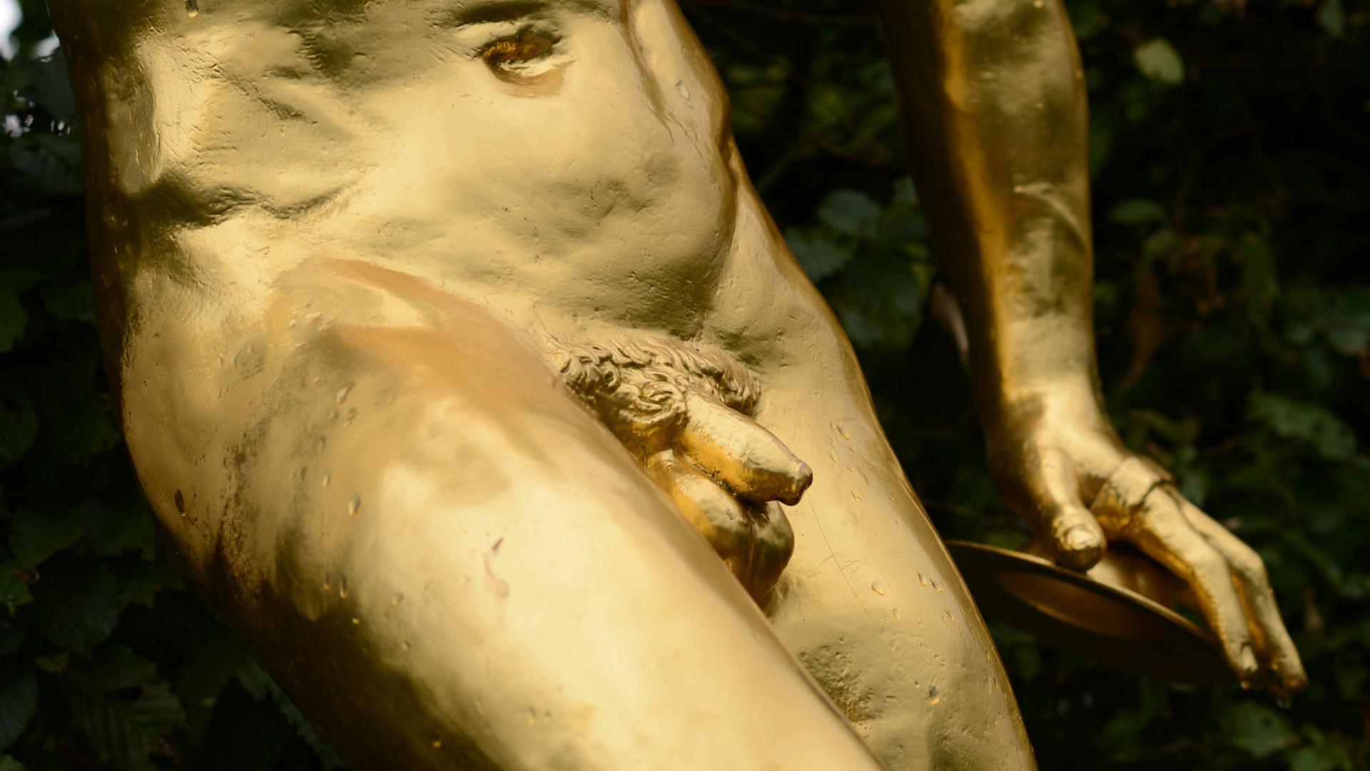 Ein männliches Geschlechtsteil ist am 13.07.2012 an einer goldenen Skulptur in den Herrenhäuser Gärten in Hannover zu sehen. Ein männliches Geschlechtsteil ist am 13.07.2012 an einer goldenen Skulptur in den Herrenhäuser Gärten in Hannover zu sehen.