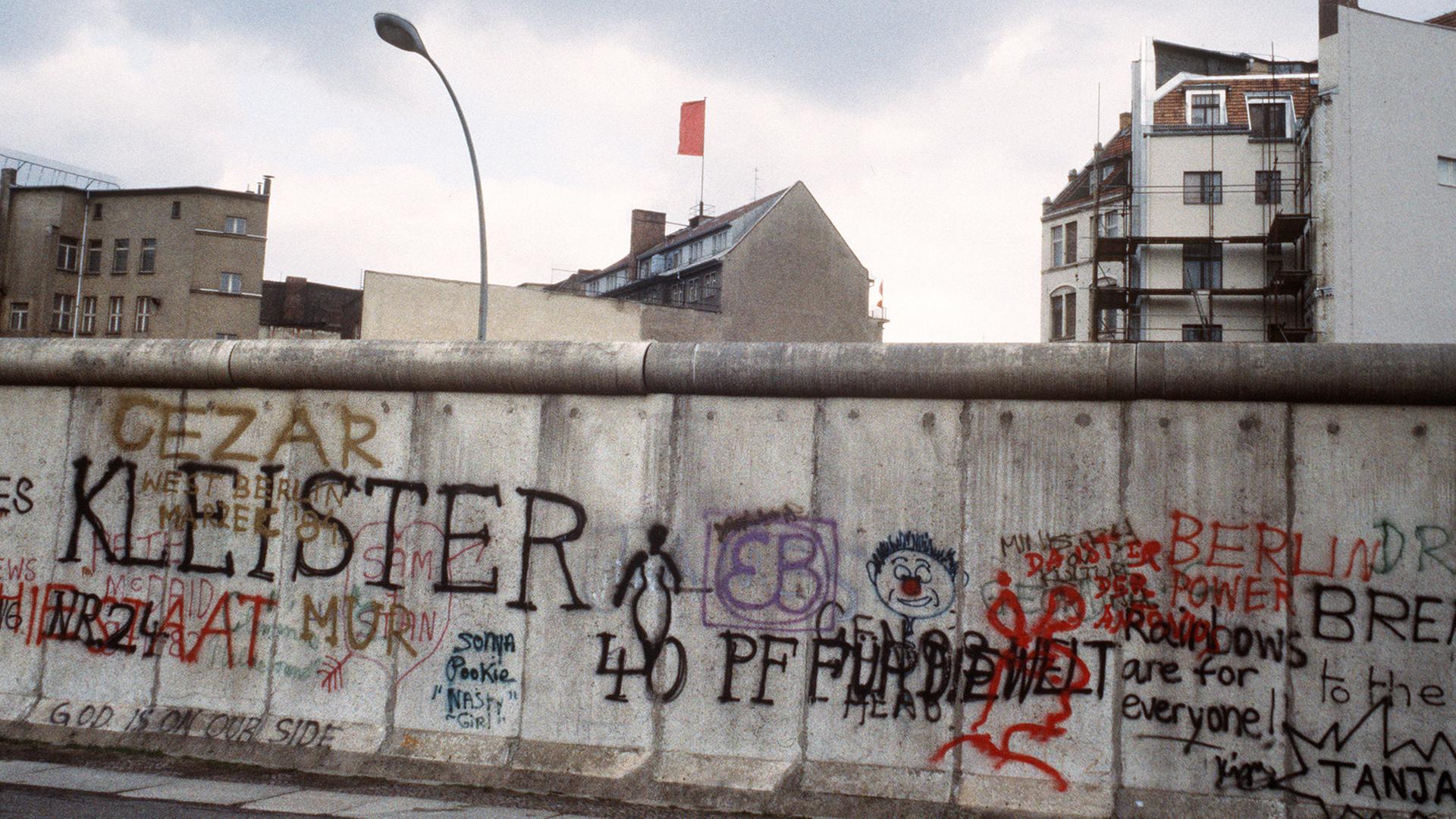 Graffitis auf der Westseite der Berliner Mauer am 29. April 1984 Graffitis auf der Westseite der Berliner Mauer am 29. April 1984