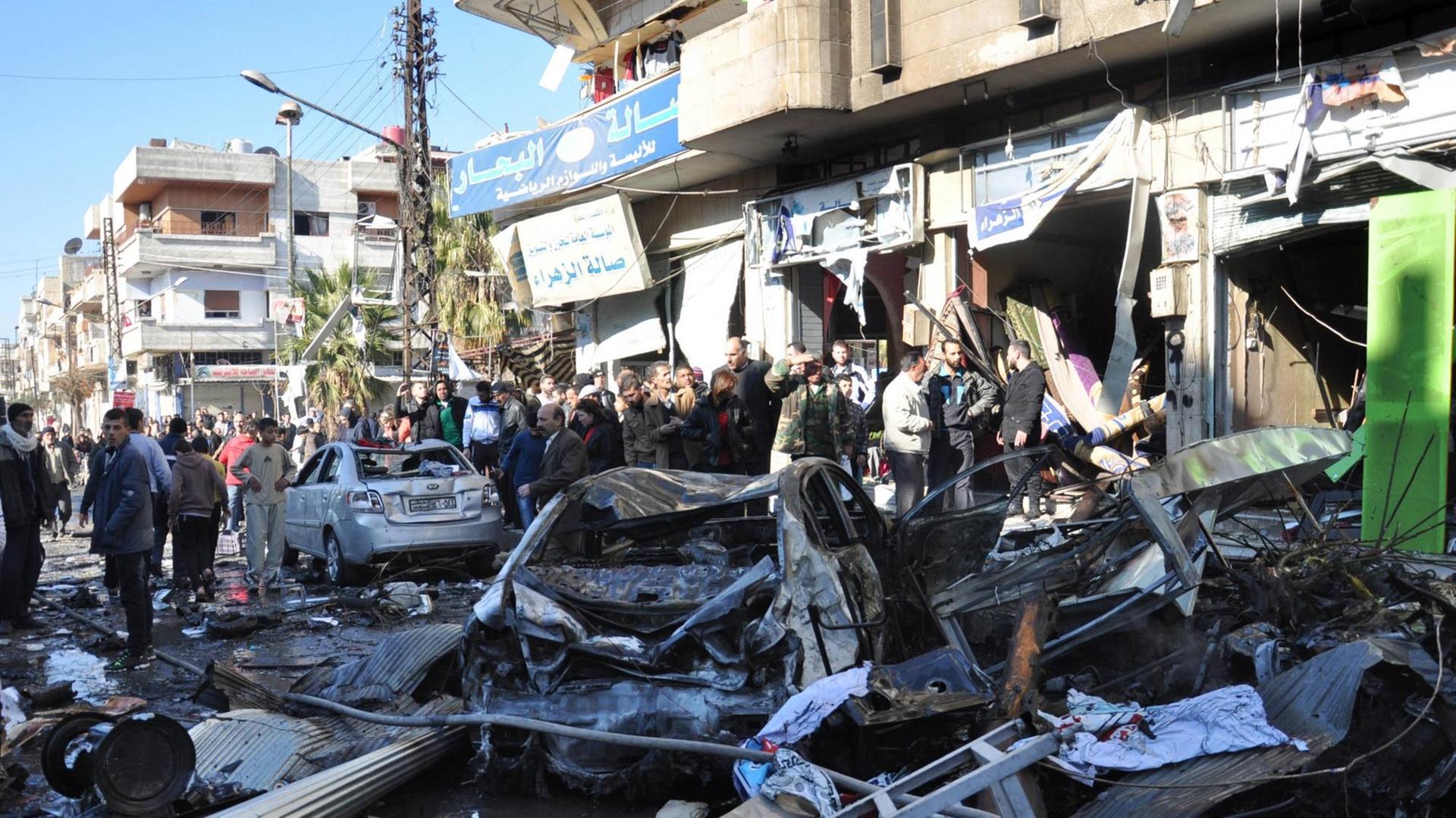 Zerstörungen in der syrischen Stadt Homs nach einem Bombenanschlag am 28.12.2015. Zerstörungen in der syrischen Stadt Homs nach einem Bombenanschlag am 28.12.2015.