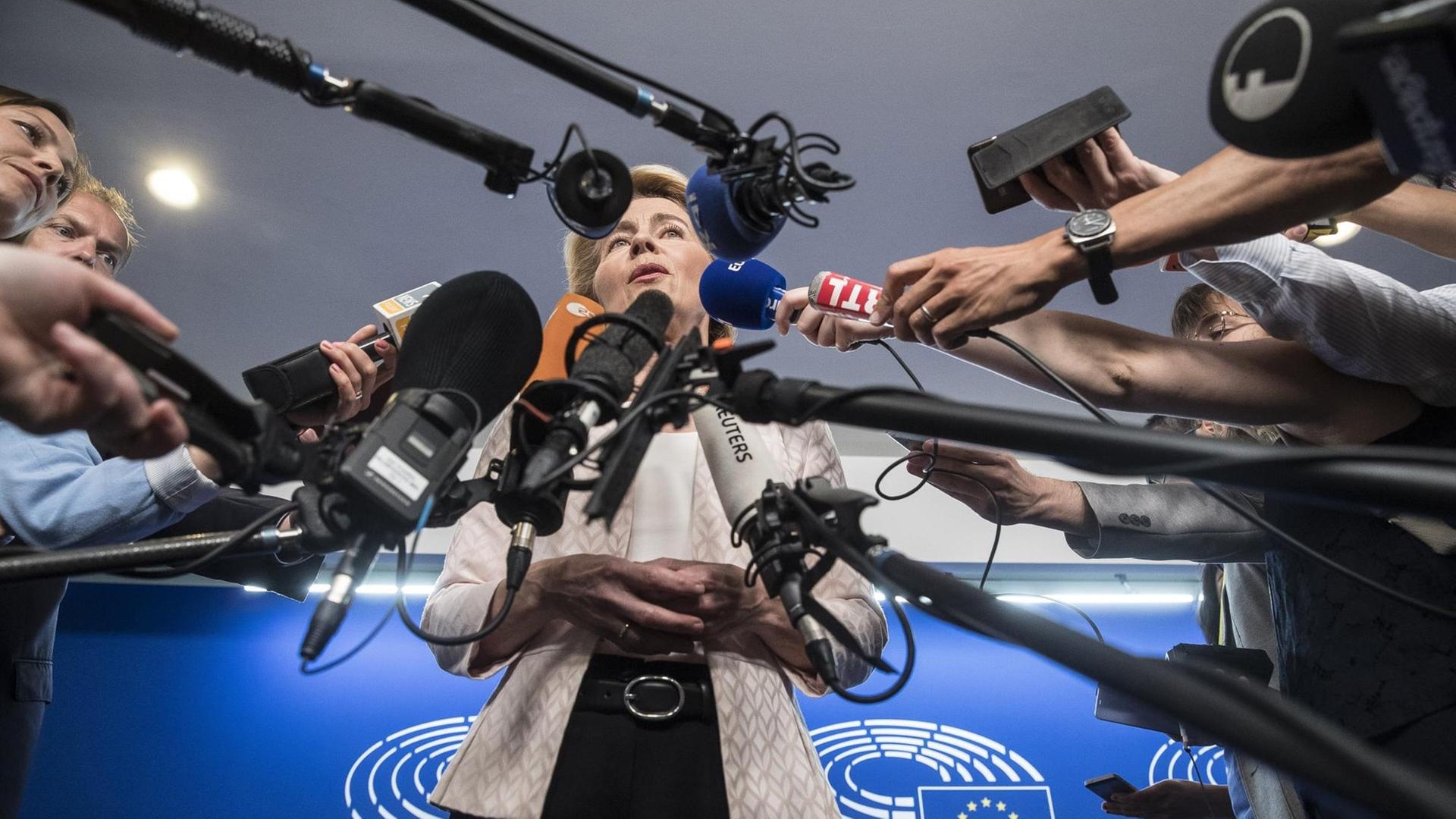 Das Foto zeigt Ursula von der Leyen. Sie beantwortet vor vielen Mikrofonen die Fragen von Reportern im Europäischen Parlament in Straßburg. Das Foto zeigt Ursula von der Leyen. Sie beantwortet vor vielen Mikrofonen die Fragen von Reportern im Europäischen Parlament in Straßburg.
