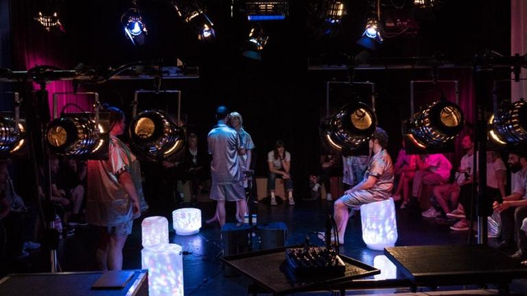 Studierender der KHM stehen für die Sprachperformance "YOU ARE" auf der Bühne. Studierender der KHM stehen für die Sprachperformance "YOU ARE" auf der Bühne.