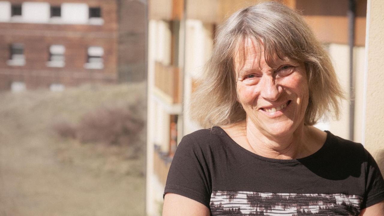 Marie-Danielle, die isich in der Flüchtlingshilfe engagiert Marie-Danielle, die isich in der Flüchtlingshilfe engagiert