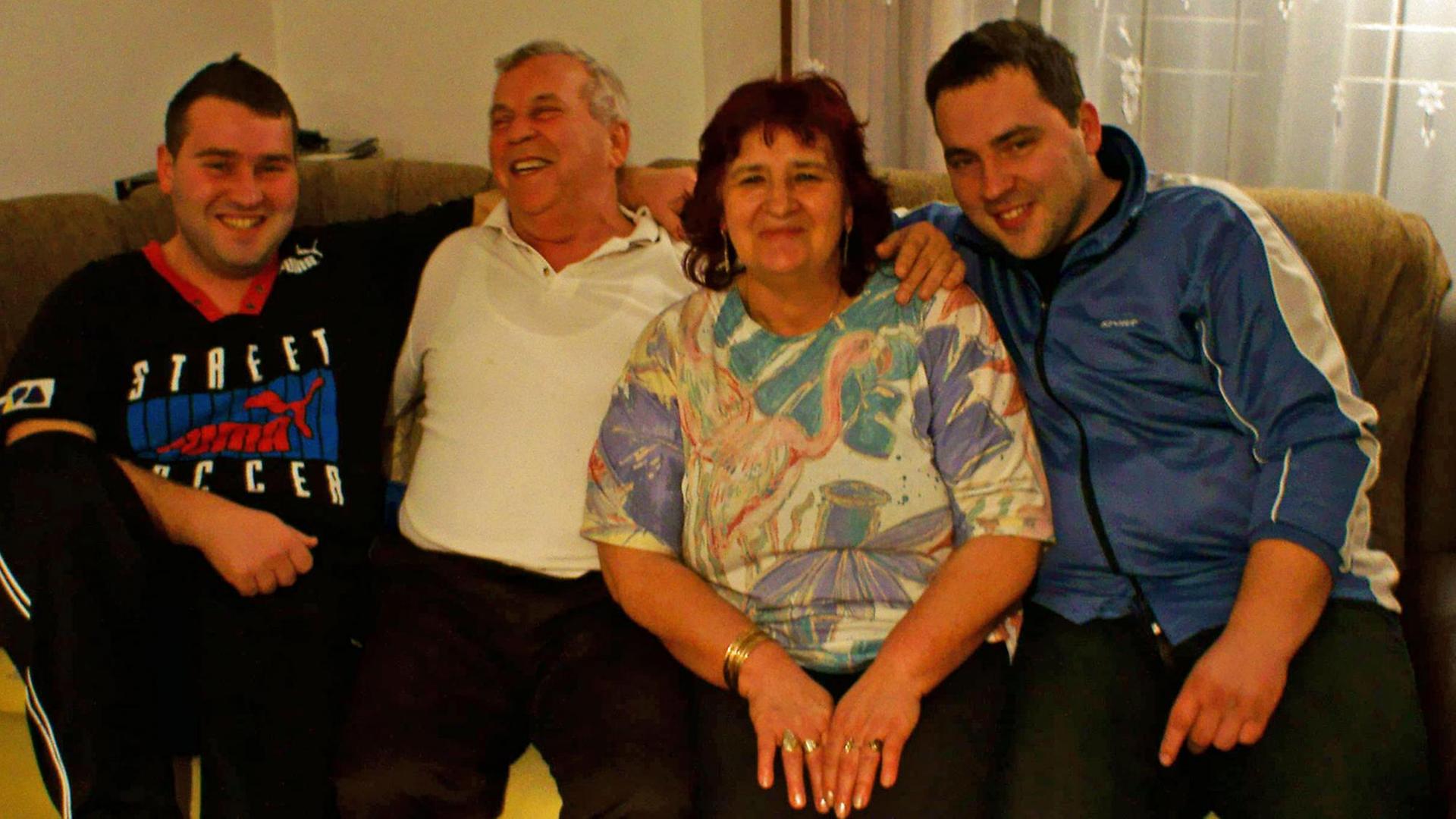 Eldar, Senad, Tereza und Benjamin Haurdič auf dem Sofa