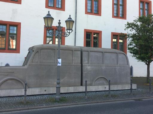 "Denkmal der Grauen Busse" vom Kasseler Künstler Horst Hoheisel im Stadtzentrum Hadamar