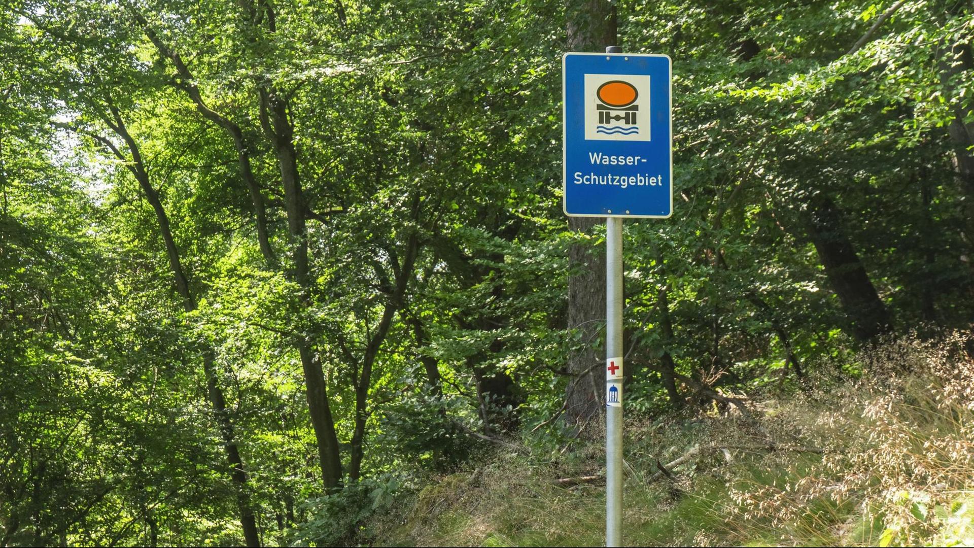 Ein Schild weist auf ein Wasserschutzgebiet im Taunus, Deutschland bei Bad Homburg hin. Ein Schild weist auf ein Wasserschutzgebiet im Taunus, Deutschland bei Bad Homburg hin.