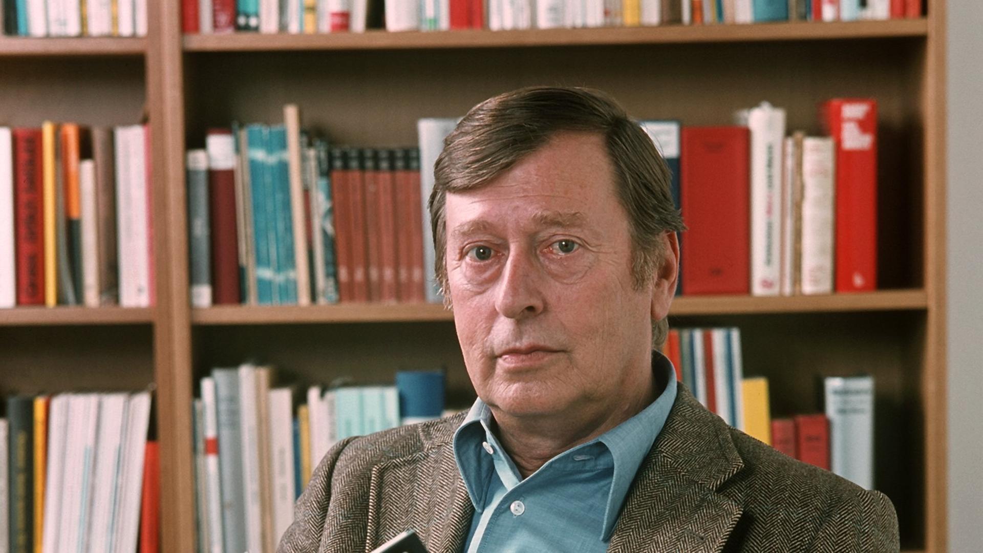 Der Schriftsteller Bernt Engelmann mit einem Exemplar seines Tatsachenromans "Hotel Bilderberg", aufgenommen am 15. Oktober 1977 während der 29. Internationalen Buchmesse in Frankfurt am Main. Der Schriftsteller Bernt Engelmann mit einem Exemplar seines Tatsachenromans "Hotel Bilderberg", aufgenommen am 15. Oktober 1977 während der 29. Internationalen Buchmesse in Frankfurt am Main.