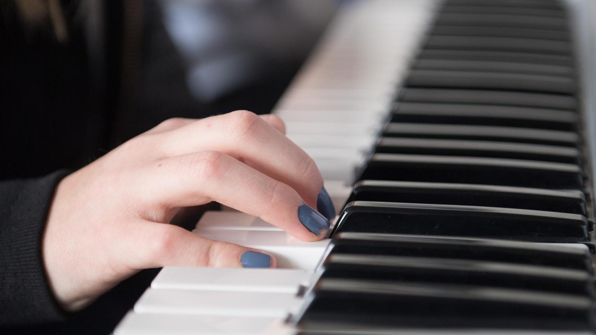 Ein Schülerin der 6. Klasse spielt während des Musikunterrichts an der Kurfürst-Moritz-Schule auf einem Keyboard.