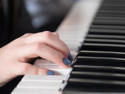 Ein Schülerin der 6. Klasse spielt während des Musikunterrichts an der Kurfürst-Moritz-Schule auf einem Keyboard.