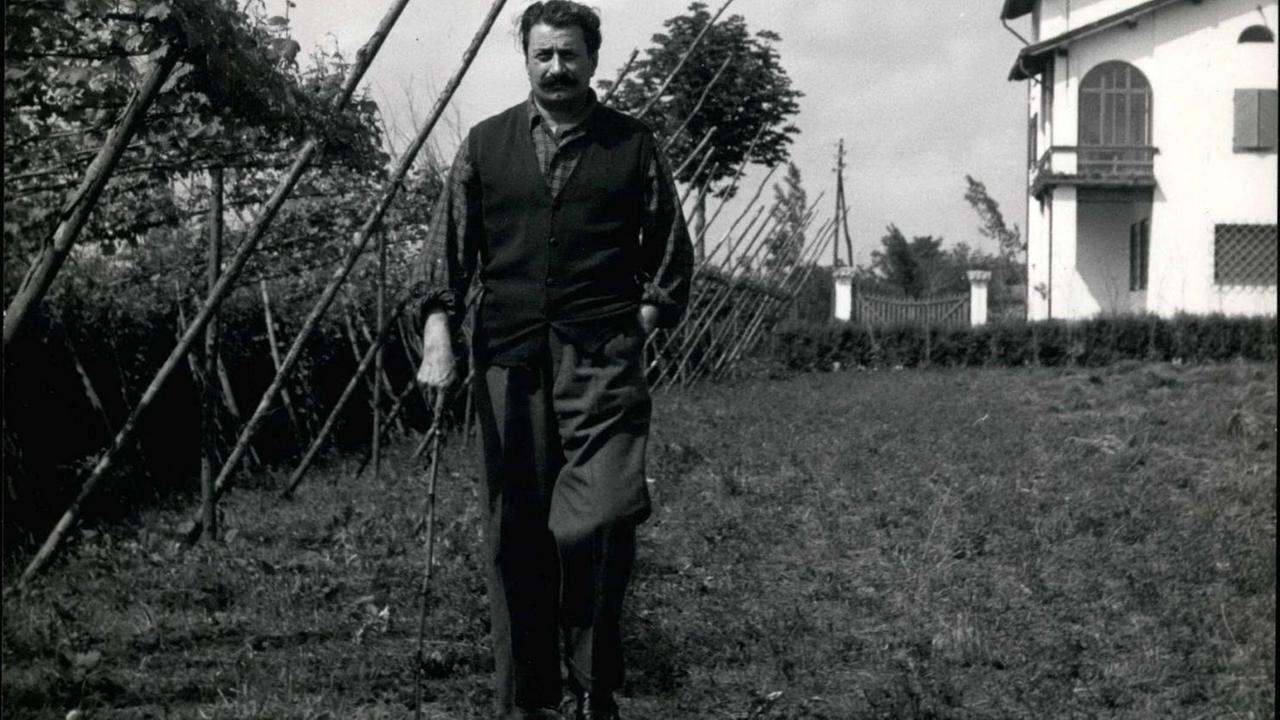 Der Journalist und Autor Giovannino Guareschi vor seinem Haus. Der Journalist und Autor Giovannino Guareschi vor seinem Haus.
