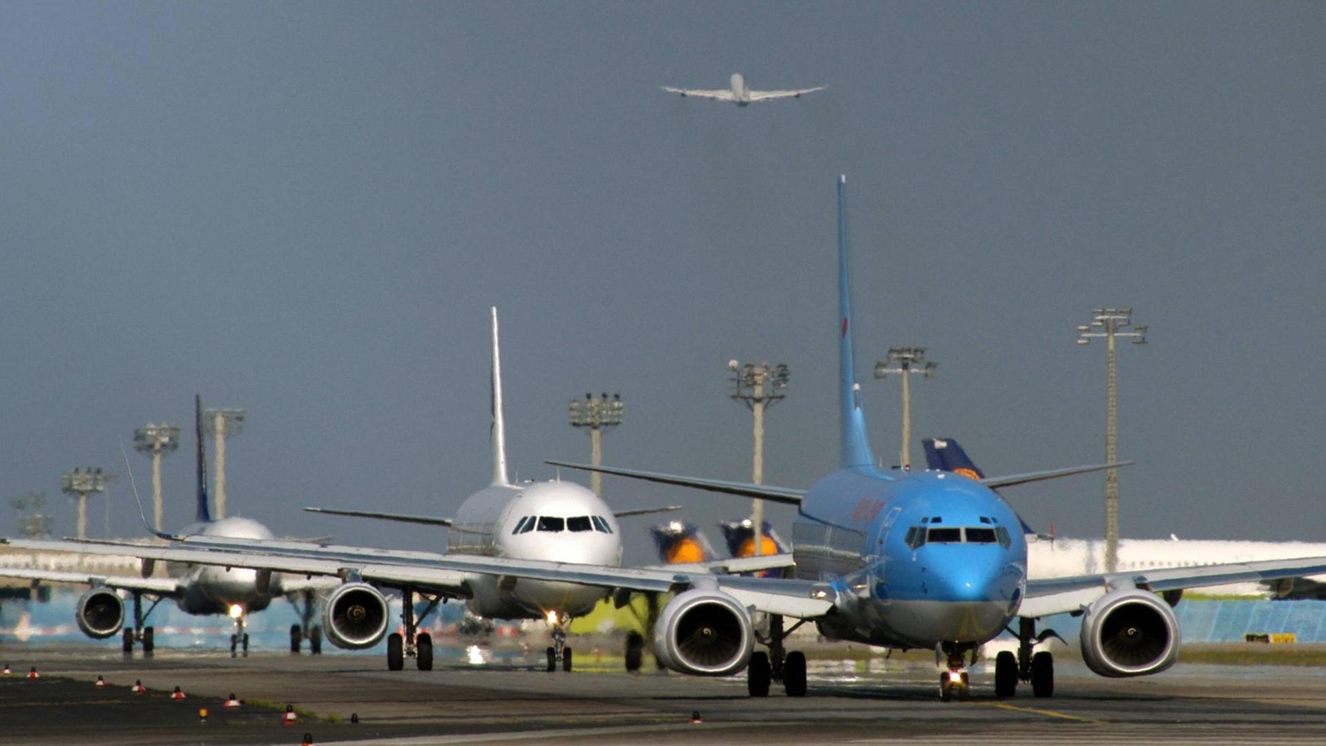 Flugzeuge in der Warteschlange vor dem Start auf dem Flughafen Frankfurt Main. Flugzeuge in der Warteschlange vor dem Start auf dem Flughafen Frankfurt Main.