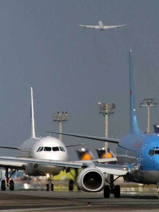 Flugzeuge in der Warteschlange vor dem Start auf dem Flughafen Frankfurt Main.
