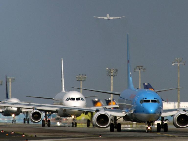 Flugzeuge in der Warteschlange vor dem Start auf dem Flughafen Frankfurt Main.