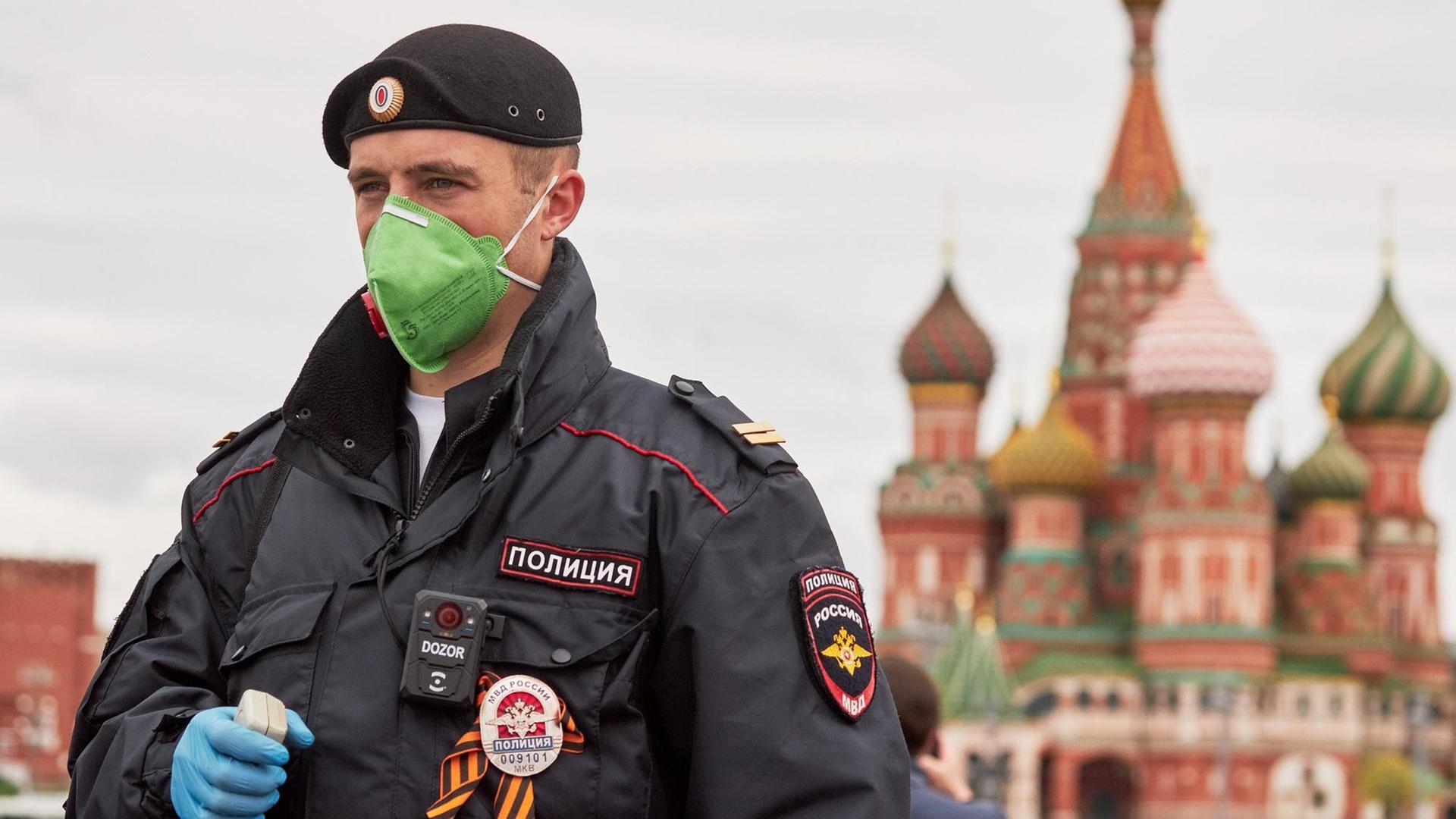 In Mokau steht ein Polizist auf der Straße am von Russland sogenannten "Tag des Sieges"