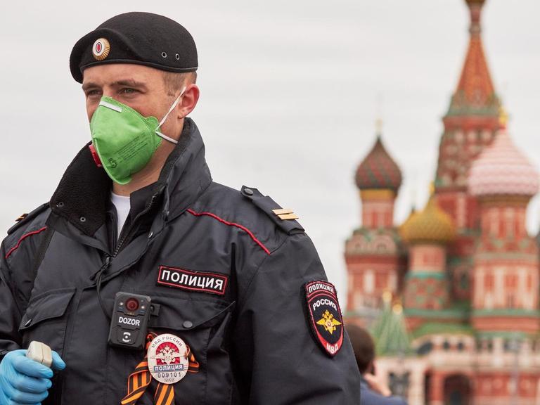In Mokau steht ein Polizist auf der Straße am von Russland sogenannten "Tag des Sieges"