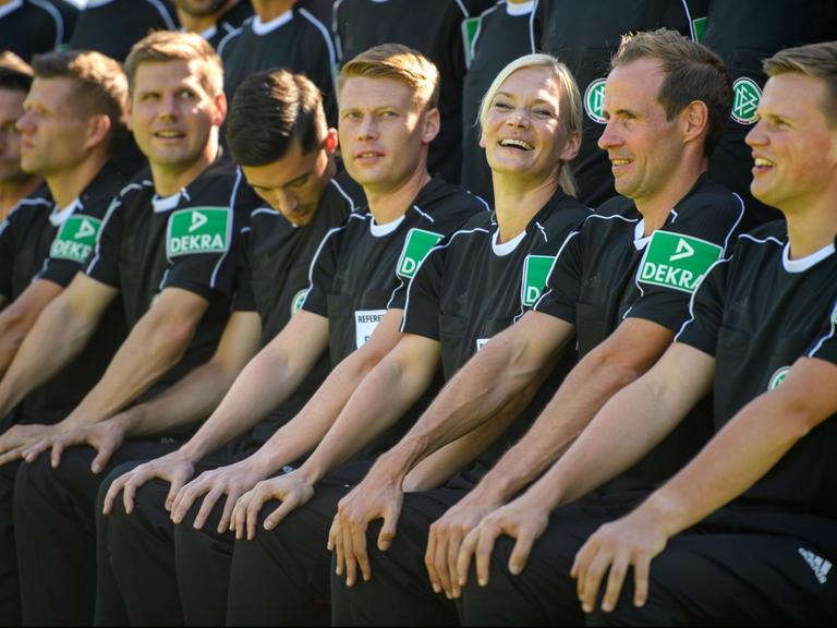 Schiedsrichterin Bibiana Steinhaus (3. v. r.) sitzt beim Mannschaftsfototermin am Rande einer DFB-Pressekonferenz zur Vorbereitungswoche der Bundesliga- und Zweitliga-Schiedsrichter im Sporthotel Achental in Grassau (Bayern) zwischen ihren Schiedsrichterkollegen.