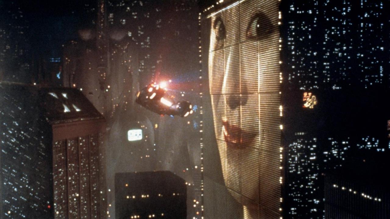 Hochhauskulisse mit fliegenden Autos aus dem Film "Blade Runner", 1982. Hochhauskulisse mit fliegenden Autos aus dem Film "Blade Runner", 1982.